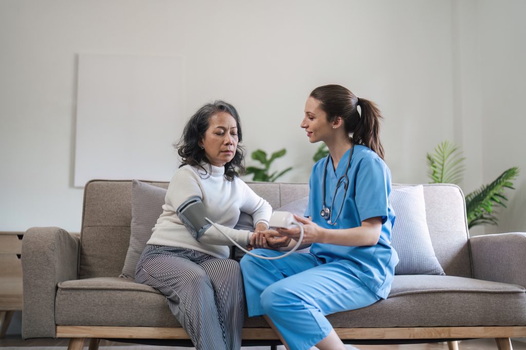 Enfermería Domiciliaria vs. Hospitalización: ¿Cuál Es la Mejor Opción para Tu Familiar?